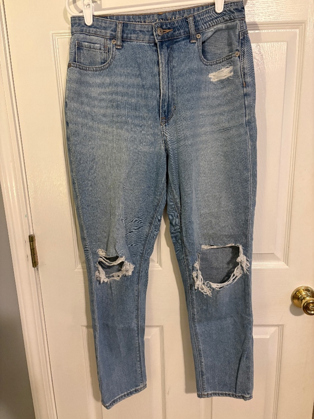 American Eagle High Waisted Mom Jean Ripped Size 8